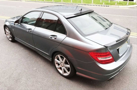 MERCEDES W204 2007-2014 C SERISI IÇIN UYUMLU CAM ÜSTÜ SPOILER - PIANO BLACK (PARLAK SIYAH)